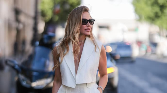 Frau in weiter Marlenehose