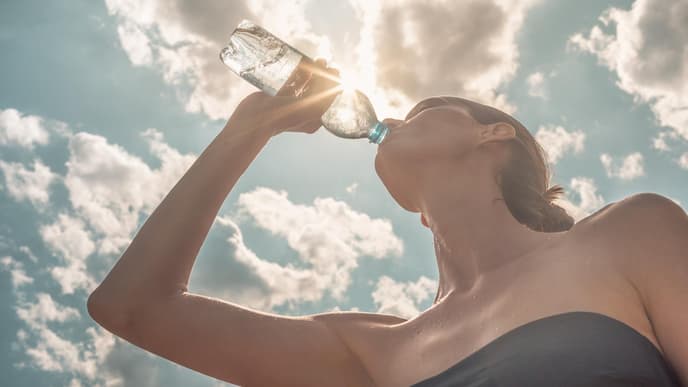 Frau trink Wasser 