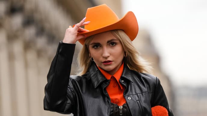 Frau mit orangenem Cowboyhut