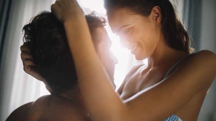 Frau und Mann im Bett