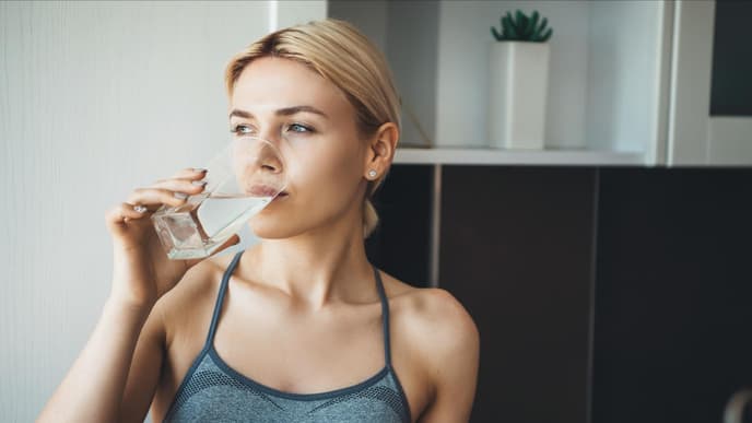 Frau trinkt Glas Wasser