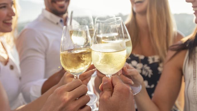 Eine Gruppe stößt mit alkoholischen Getränke an