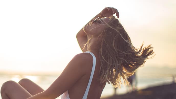 Frau trägt Beachwaves
