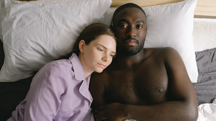 Pärchen liegt im Bett