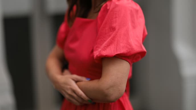 Frau trägt rotes Kleid mit Volants