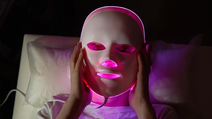 Frau mit LED-Maske