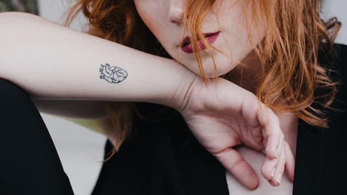 Frau mit Herz-Tattoo