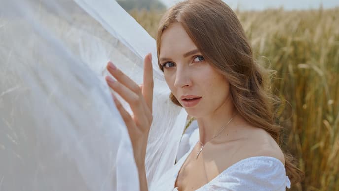 Monatshoroskop Frau im weißen Kleid