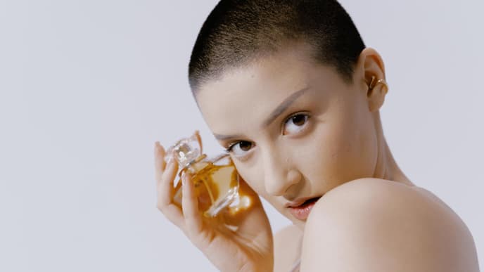 Frau mit Parfumflasche