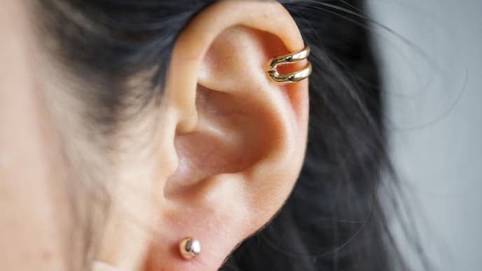 Frau mit Helix Piercing