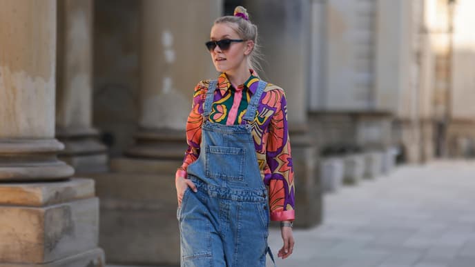Frau in blauem Overall