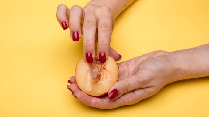 Finger auf Pfirsich