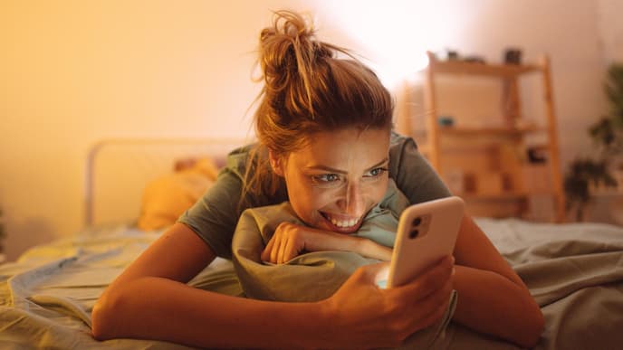 Frau schaut auf ihr Handy