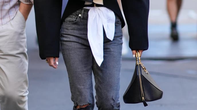 Emma Watson trägt graue Skinny Jeans