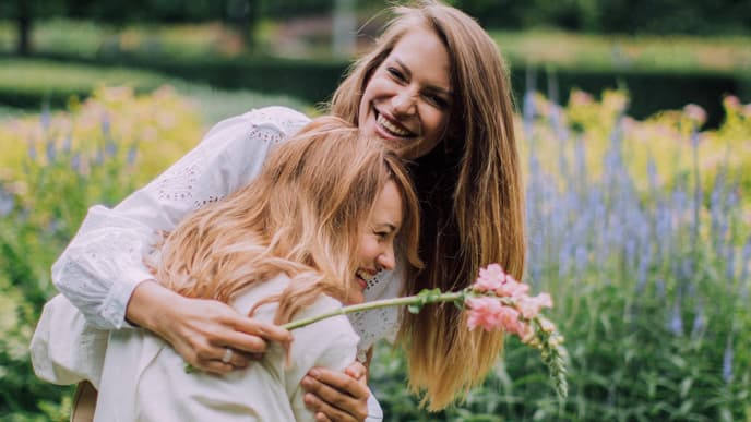 zwei Frauen umarmen sich