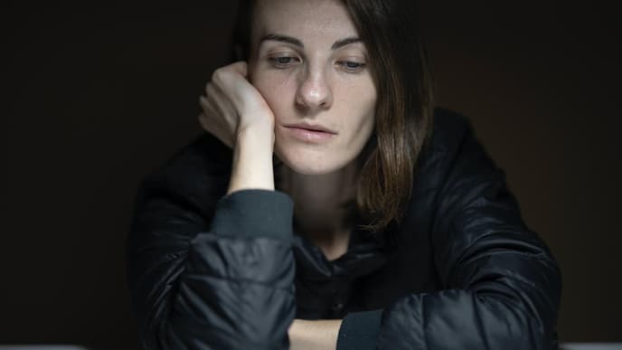 Frau guckt mit leerem Blick