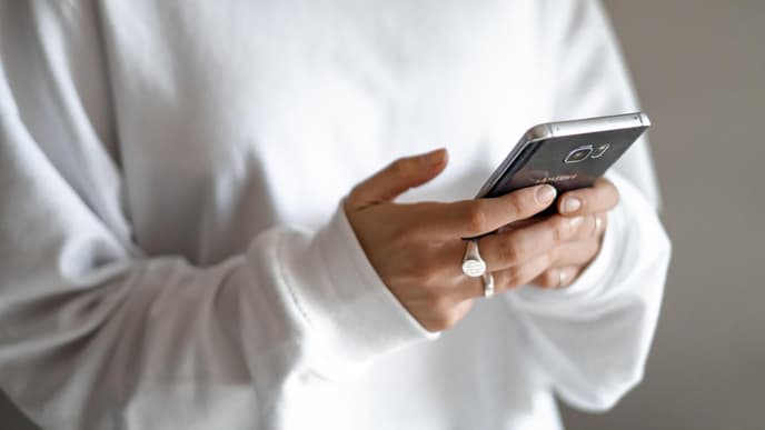 Frau mit Handy in der Hand