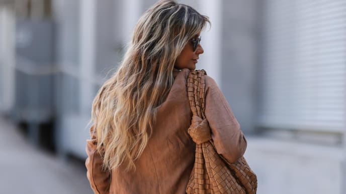 Frau mit braun blonden Haaren
