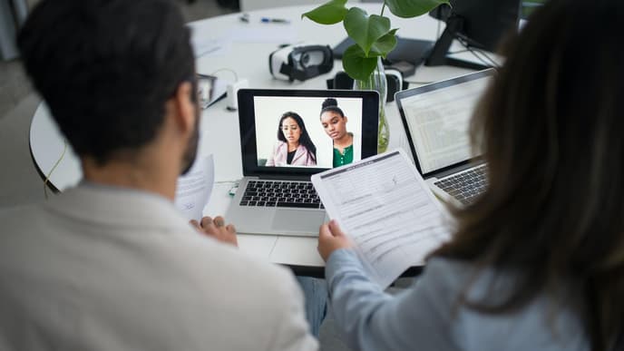 Zwei Personen im Videocall