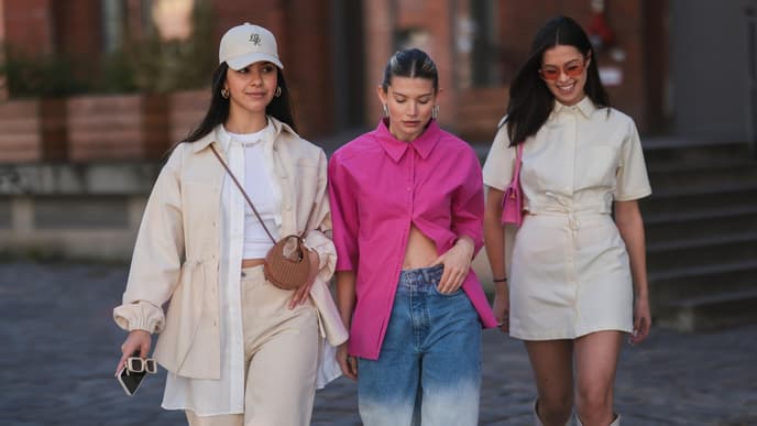 Drei Frauen mit Basic-Kleidung