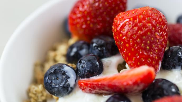 Beeren mit Haferflocken