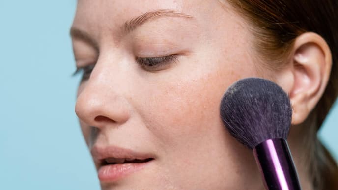 Frau trägt Blush auf