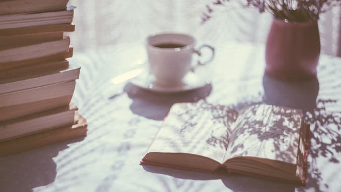 Buch liegt auf Tisch