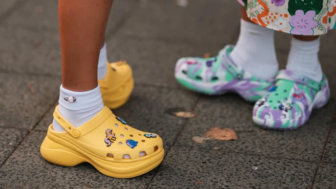 Zwei Paar bunte Crocs
