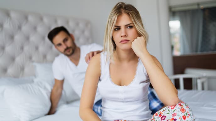 Wütende Frau im Bett