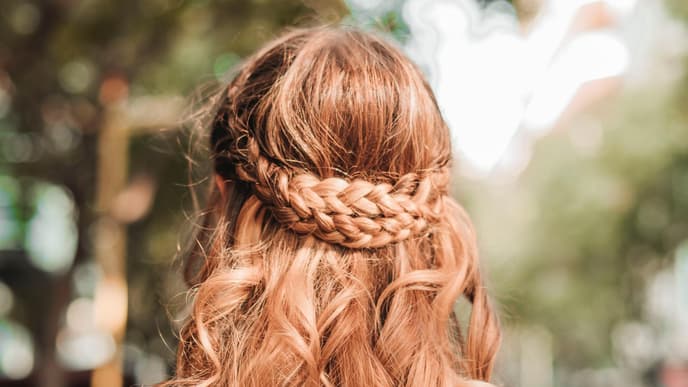 Oktoberfest Flechtfrisuren: Frau mit geflochtenen Haaren