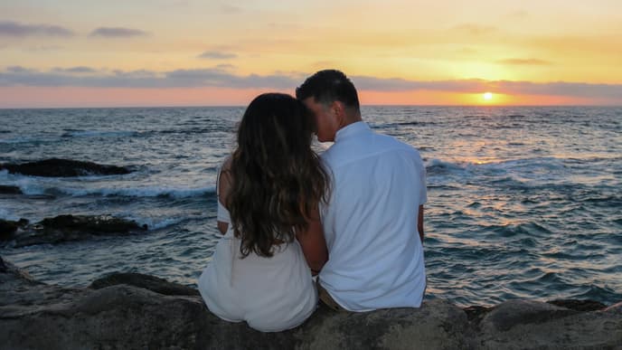 Pärchen küsst vor Meer