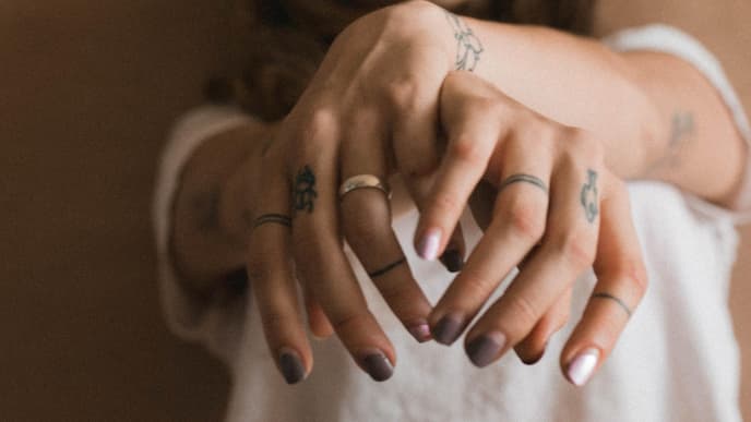 Frau mit Finger-Tattoos