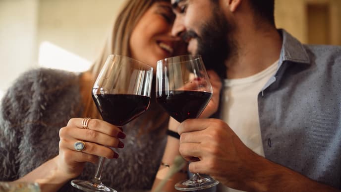 Frau und Mann trinken Rotwein