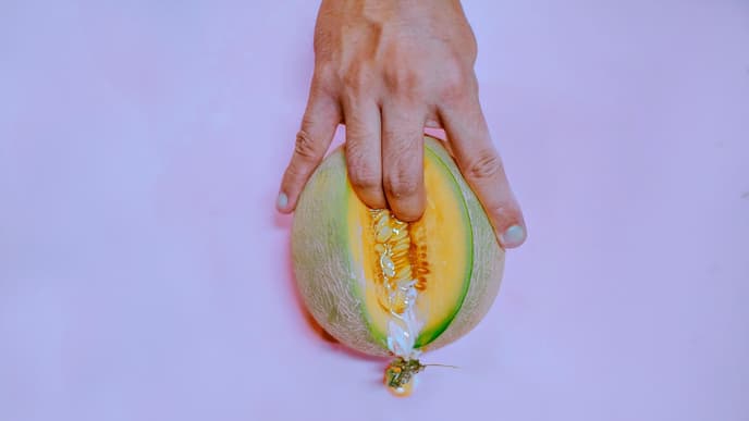 Finger in Frucht