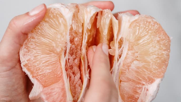 Finger in Frucht