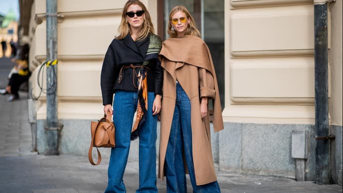 Frau trägt weite Jeans 