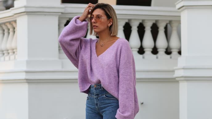 Aylin König trägt einen fliederfarbenen Pullover