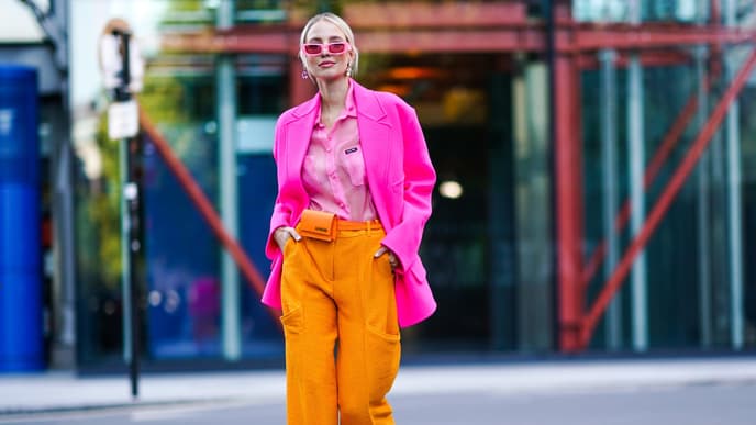 Leonie Hanne trägt Pink und Orange
