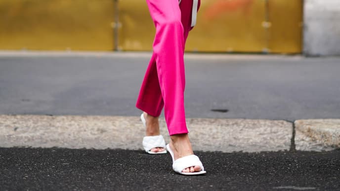 Frau trägt SOmmersandalen