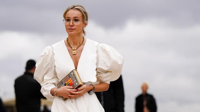 Weißes Kleid mit Rüschen
