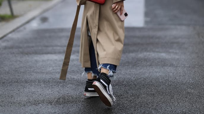 Frau trägt Jeans