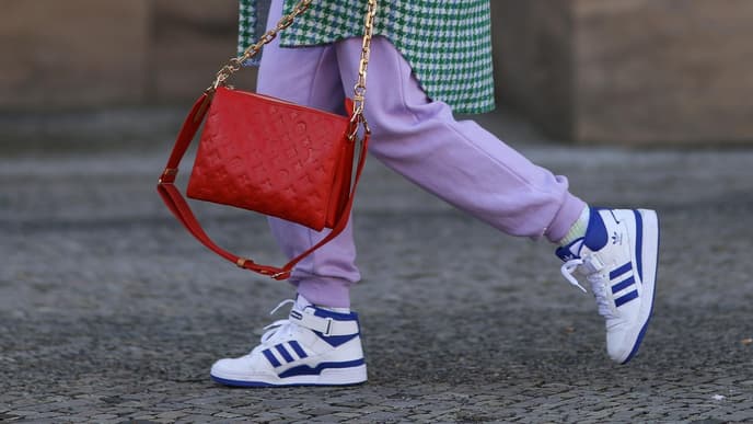 Frau trägt High Top SNeaker