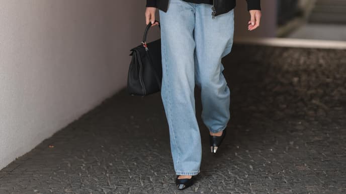 Frau trägt Jeans
