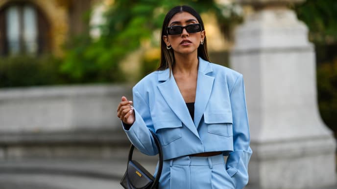 Frau im blauen Blazer