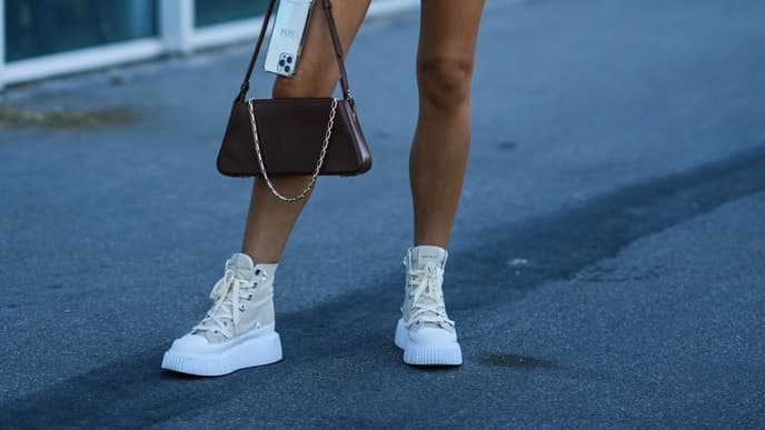 Frau trägt Sneaker