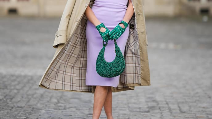 Frau mit grüner Handtasche