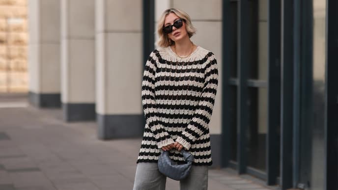 Frau mit langem Pullover
