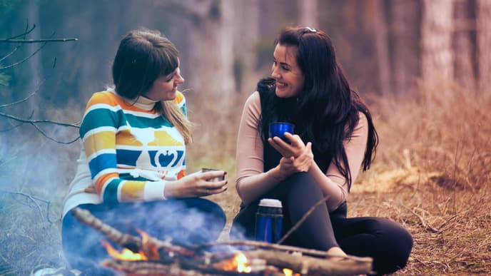 Frauen am Lagerfeuer
