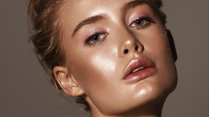 Frau mit einem schimmernder Make up Look