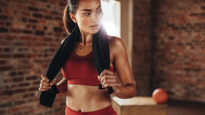 Frau schwirtzt beim Sport